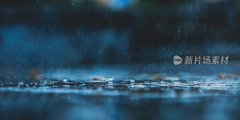 阴雨天气背景。雨滴。水坑