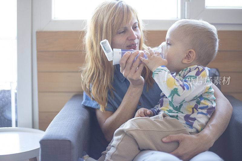 母亲帮助婴儿吸入哮喘药