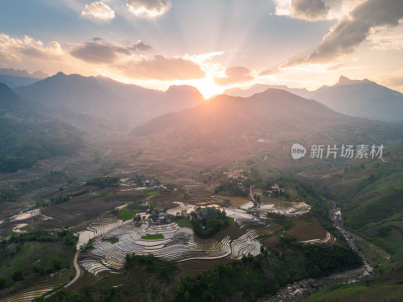 鸟瞰浇灌季节，越南老蔡省yty公社的梯田，棕色的土壤与美丽的天空融为一体。