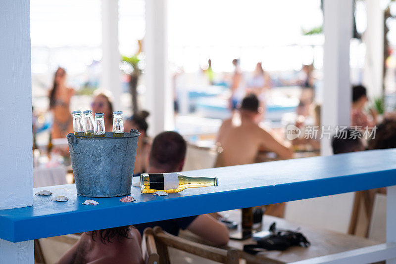 海滩酒吧有冰啤酒等着你呢!黑山的热带海滩，库存照片