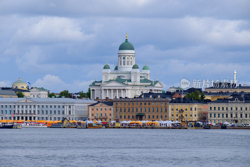 赫尔辛基市中心的景色，前景是市场广场。背景是赫尔辛基大教堂。