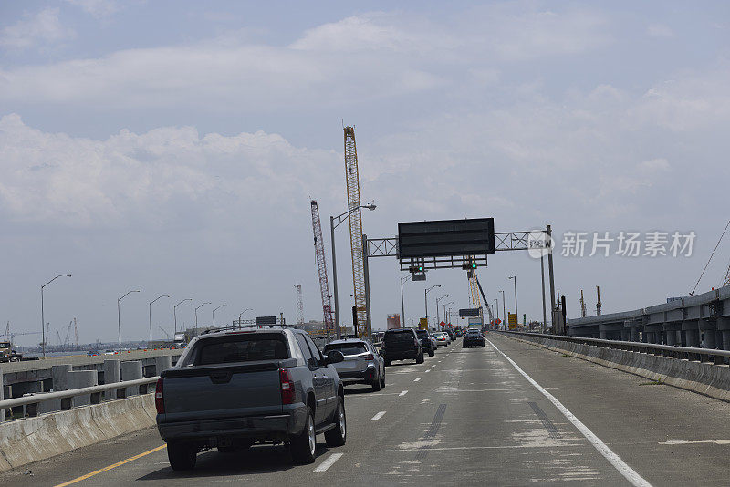 车辆行驶在汉普顿路大桥隧道，弗吉尼亚州正在施工。驾驶牌照，POV汽车司机