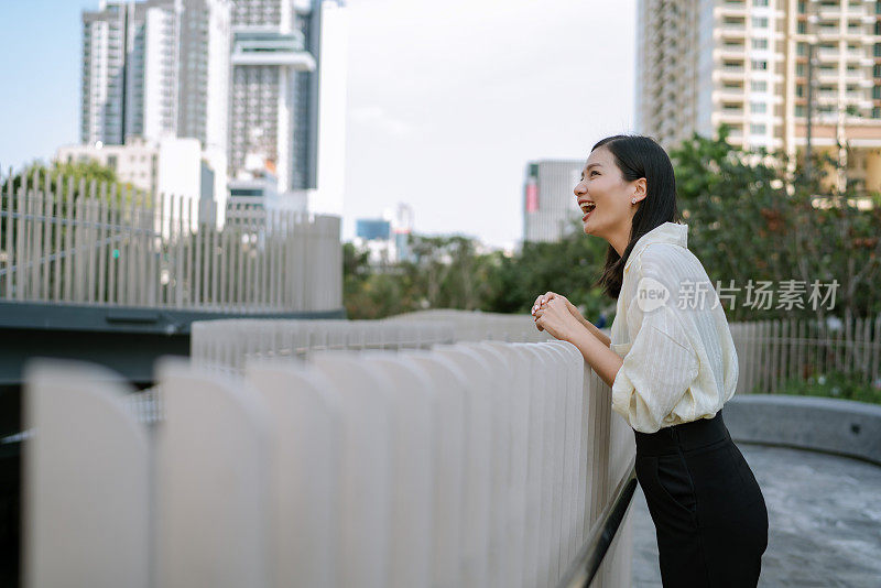 亚洲上班族下班后在城市享受简单的晚间生活。