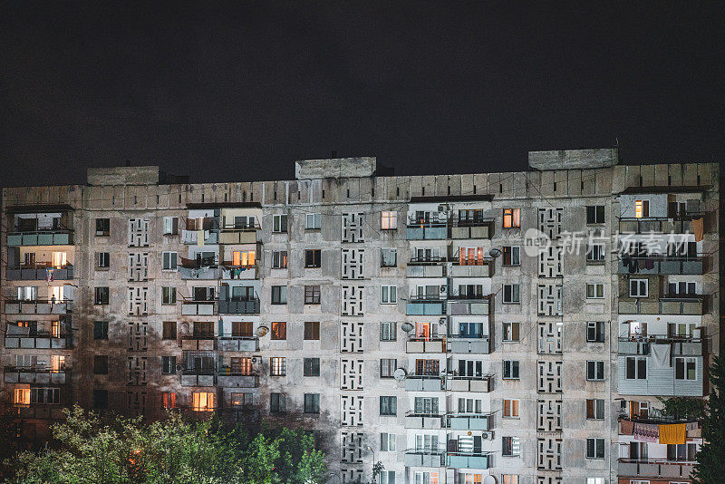 位于格鲁吉亚第比利斯的苏联时代的多层组合旧公寓。