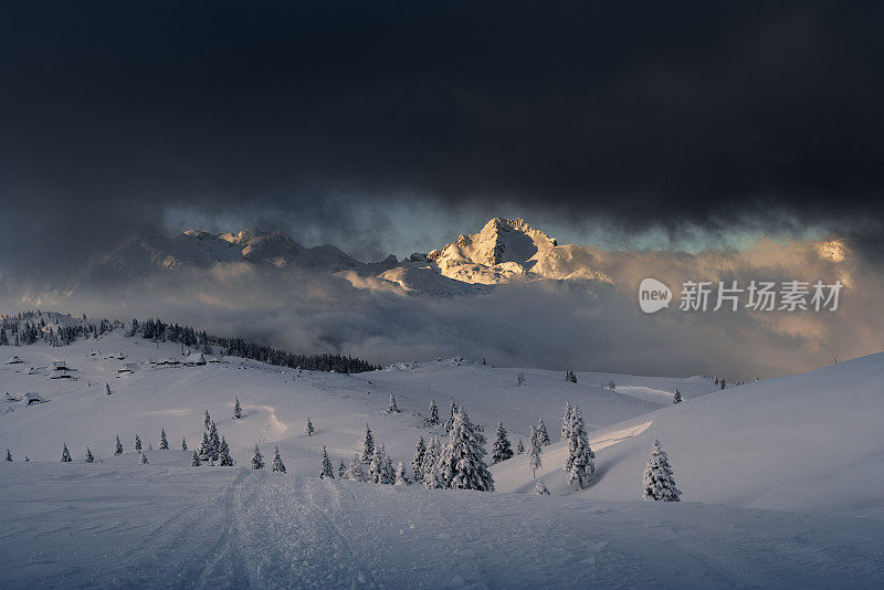 阳光下的山峰