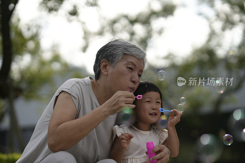 与亚洲祖母和孙子孙女在户外的美好时光