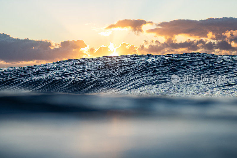 海浪形成的海景与温暖的背照亮了早晨的日出