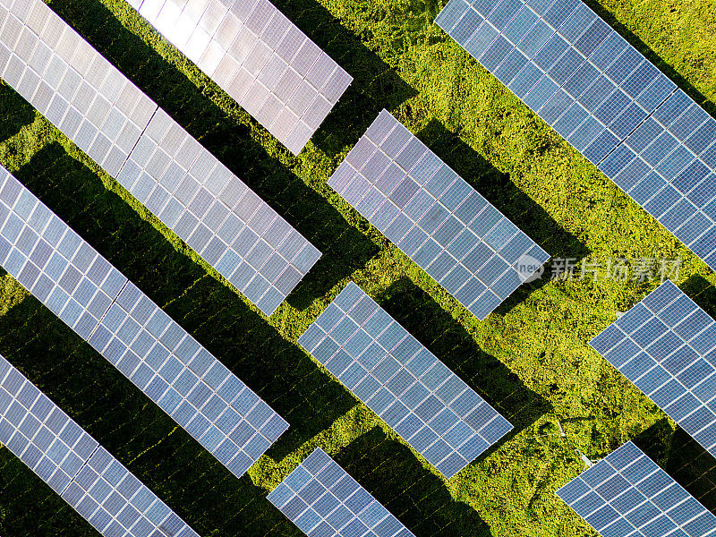 太阳能电池板可以俯瞰农场