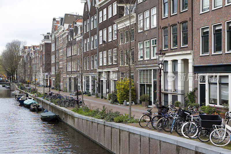 阿姆斯特丹的运河船和联排别墅