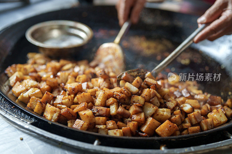 炒胡萝卜饼，马来西亚流行的街头小吃