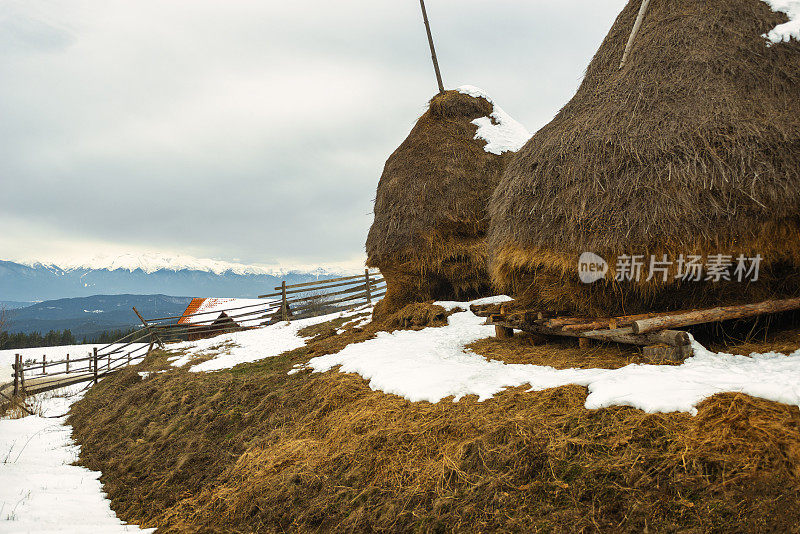 冬天，罗多比山区村庄里的干草堆