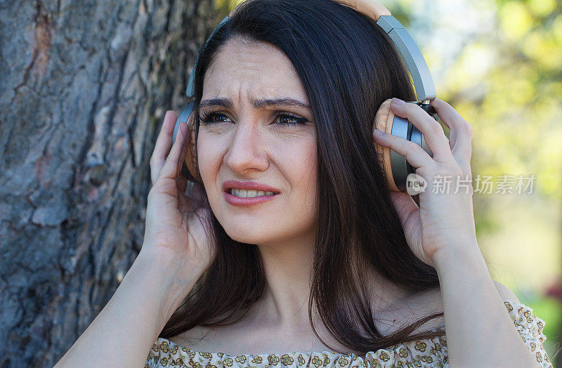 听力受损的年轻女性