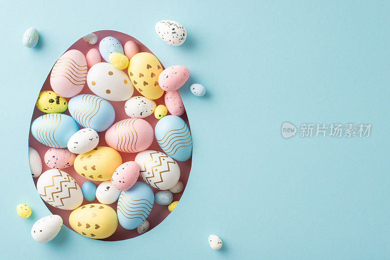复活节庆祝概念图。在淡蓝色的背景上，从一个蛋形的开口可以看到明亮的彩色鸡蛋，还有定制信息或广告的空间