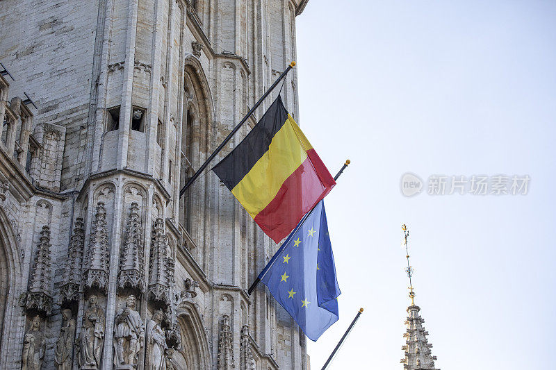 布鲁塞尔市政厅外的旗帜