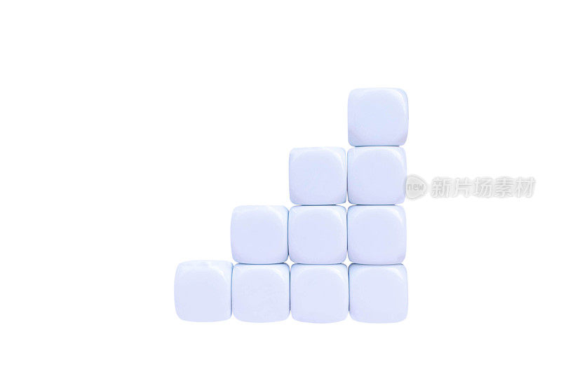 放置白色的立方体块作为向目标迈进的一步。孤立在白色背景上。成功成长过程中的商业理念。