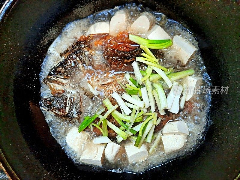 炸黑鲈、红烧豆腐——食品制作方法。