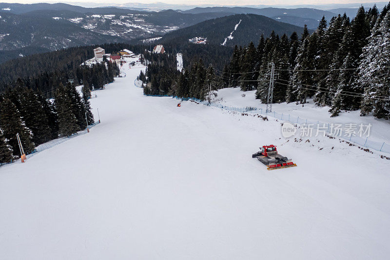 无人机拍摄的雪山和扫雪机鸟瞰图