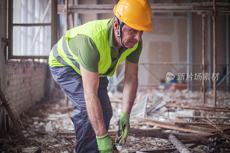 建筑工人在建筑工地、工作地点工作