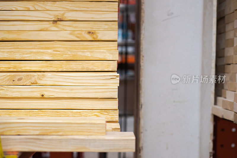 在得克萨斯州达拉斯五金家装店的木材场，架子上堆满了2乘6的松云杉木框架螺柱建筑材料，工业背景，建筑商