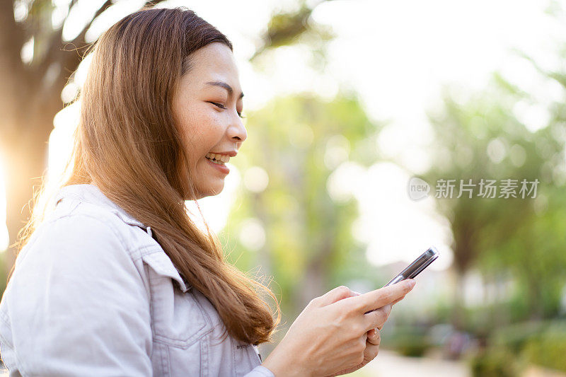 女子用智能手机发信息和视频通话。