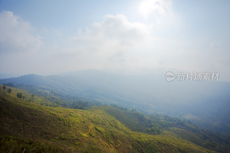 清晨全景景观与雾霾和山谷