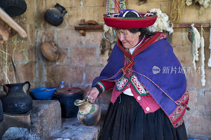 在著名的钦切罗镇，年长的克丘亚土著女织工正在加热水来制作彩色颜料