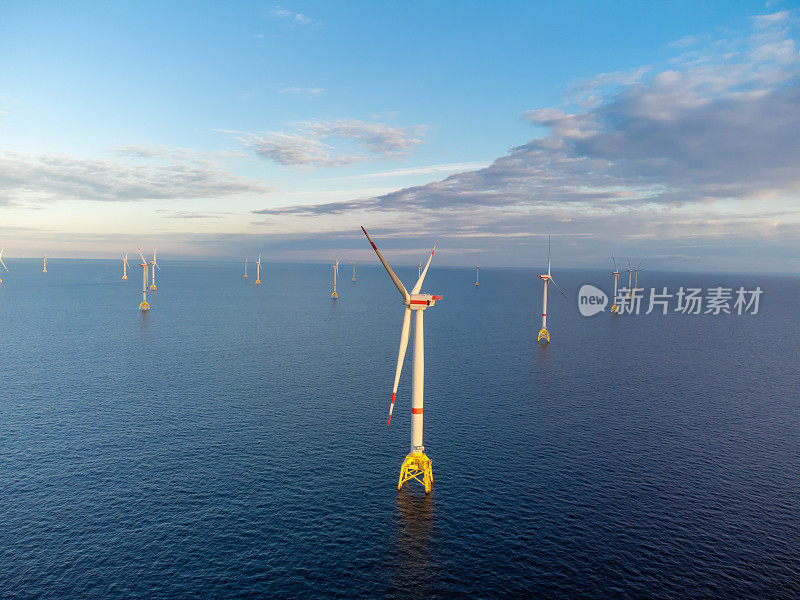 海上风电场中的风力涡轮机。海上绿色能源。