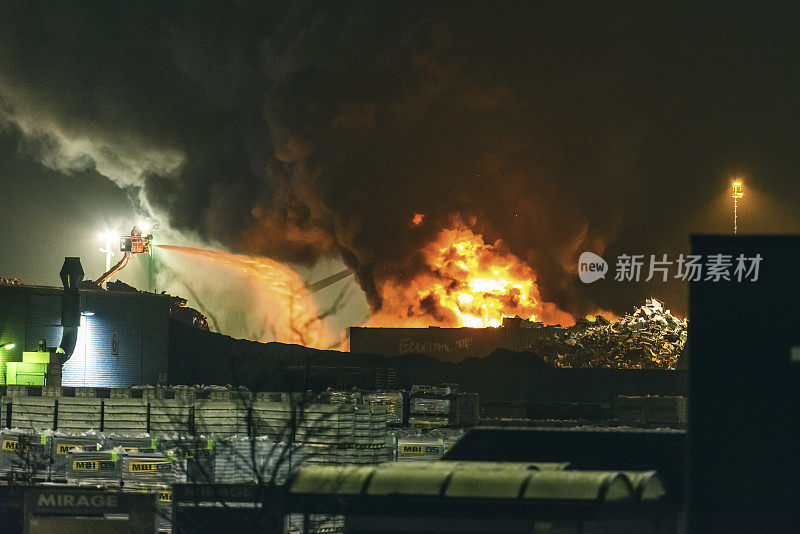 工业区废料场夜间发生火灾