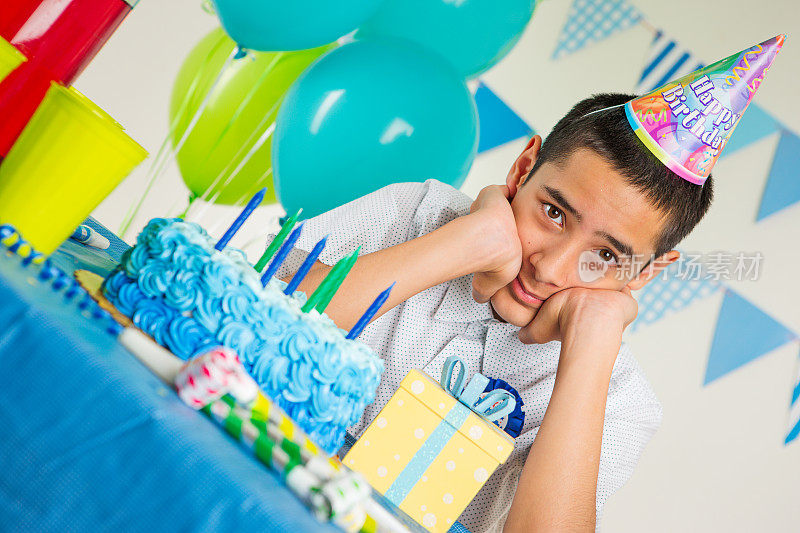 撅嘴的少年在他的生日