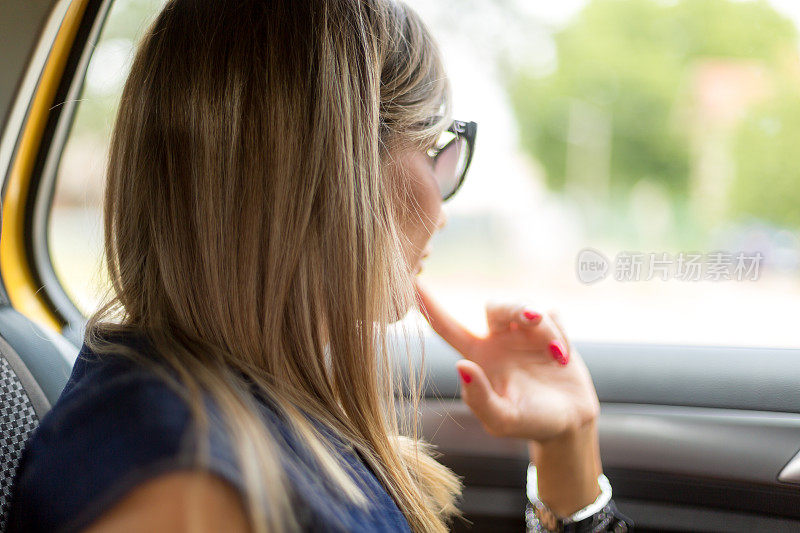 坐在车里望着窗外的女人