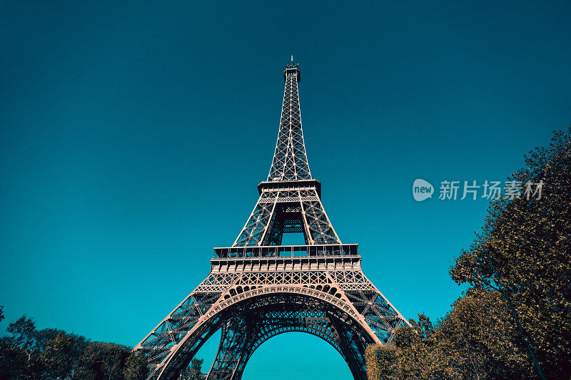 法国巴黎埃菲尔铁塔低角度观