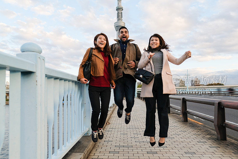 东京旅游景点的男女肖像