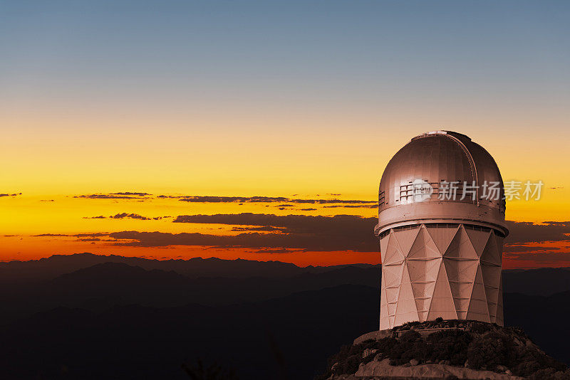 天黑后在亚利桑那州图森附近的基特峰上的望远镜