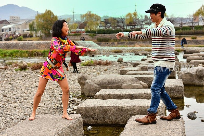 日本夫妇在京都加茂河自发瑜伽表演