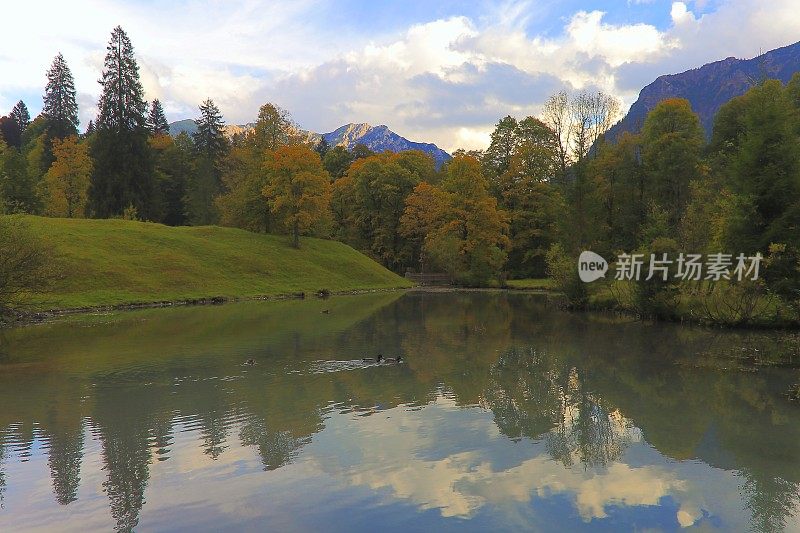 秋天的湖泊倒影和松树林地-奥地利的茵斯布鲁克乡村