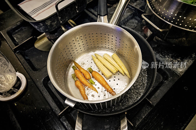 专业厨师在工作中烹饪蔬菜