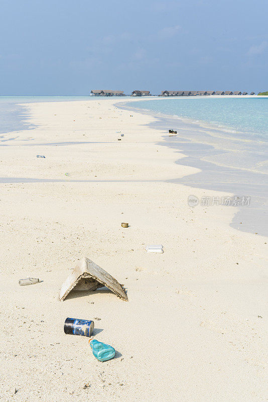 在马尔代夫的Maffushi岛附近，地平线上有很多塑料垃圾和小木屋