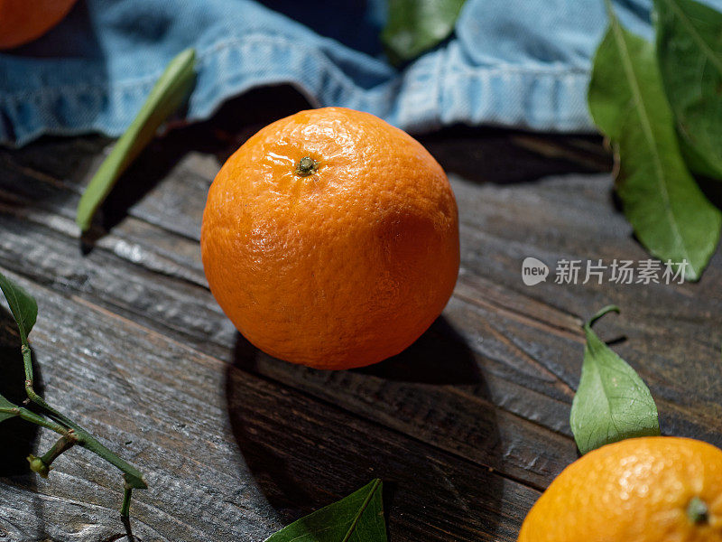 桌上有橘子