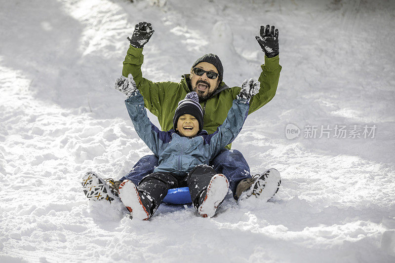 父子雪橇冬季仙境