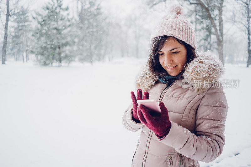 一个在雪地里打电话的女人