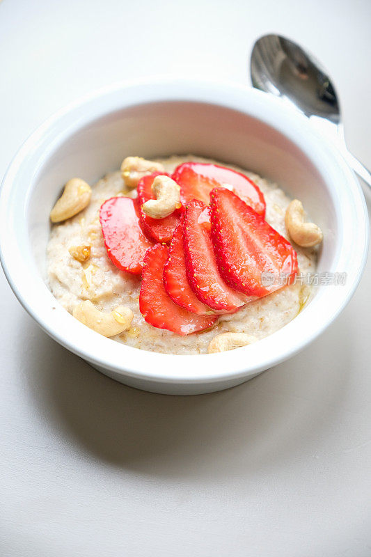 早餐燕麦粥配草莓片，腰果和蜂蜜