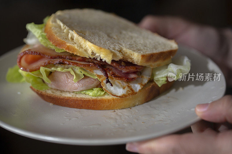 三明治:烤面包,熏肉和生菜