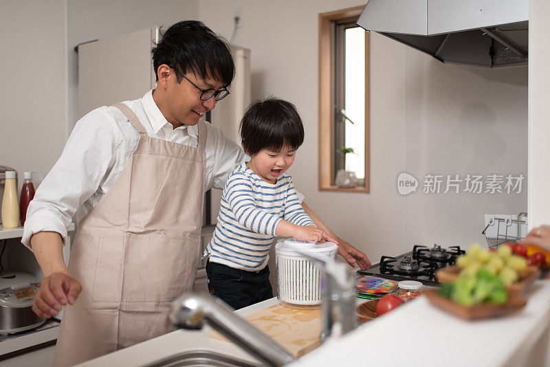 父亲和儿子在厨房做饭