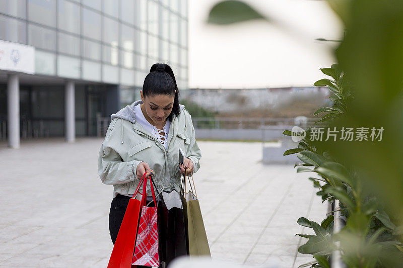 一个年轻女子在看她的购物袋。