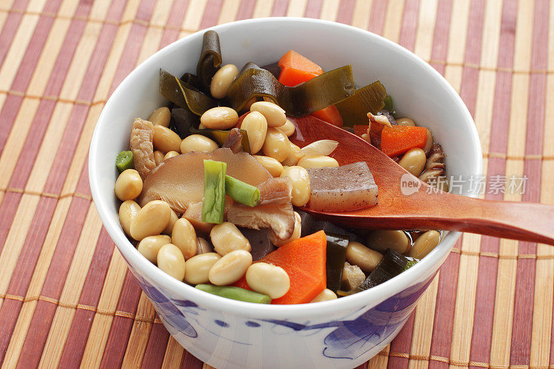 日本料理，煮豆子和各种蔬菜