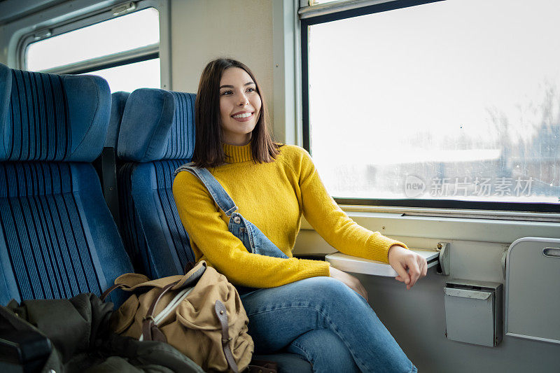 年轻女子乘火车旅行