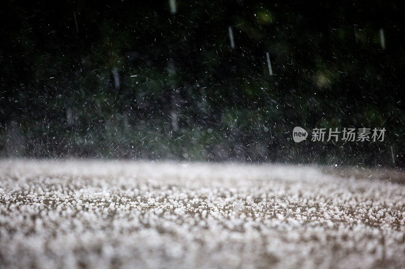 跳跃的雨和冰雹