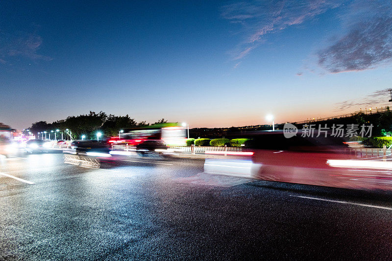 夜间在高速公路上行驶的汽车