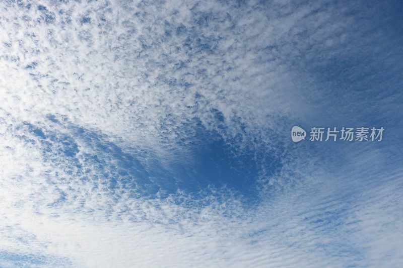 蓝天下蓬松的白云