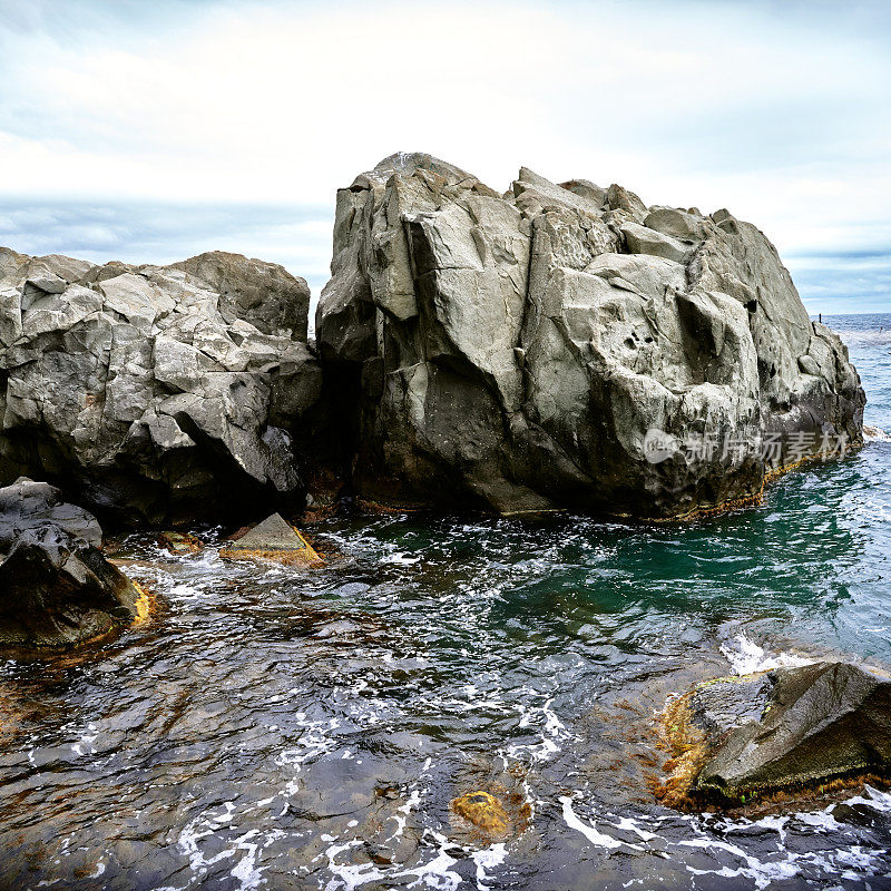 石头特写，黑海海岸，阴沉的天空，克里米亚